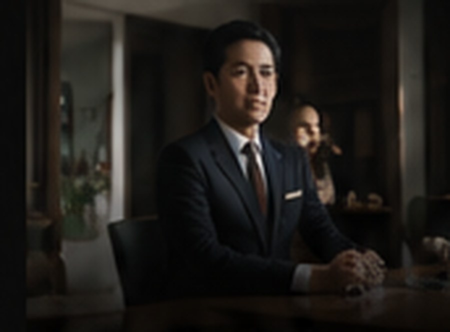 デスクで向き合う経営者のポートレート